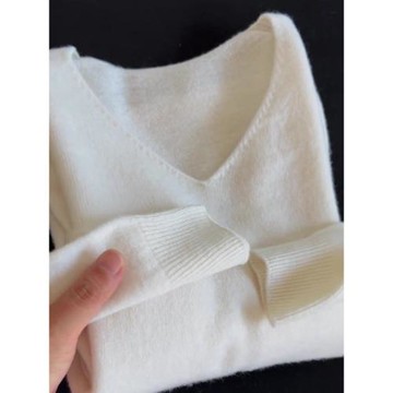 白色V領寬松軟糯內搭長袖打底衫