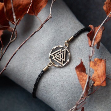 「瓦爾哈拉之結」皮革手環。手工異教飾品。奧丁符號。北歐風格