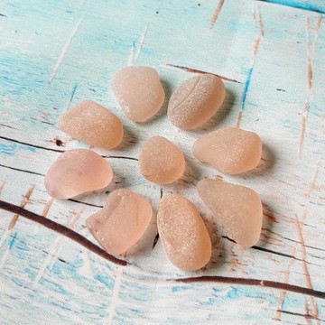 真正的海玻璃。用於珠寶的粉色海玻璃。稀有金塊海玻璃裝飾