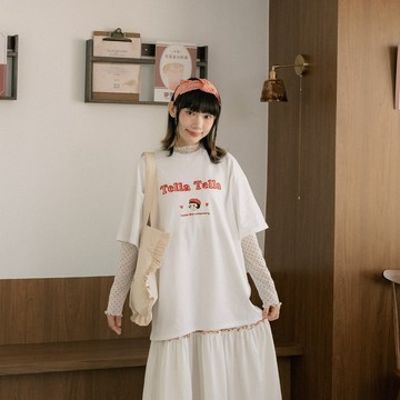 QUEENSHOP_S 女裝 短袖 Tella Tella 格紋字母刺繡草莓寬版短袖上衣 現+預 【01190375】