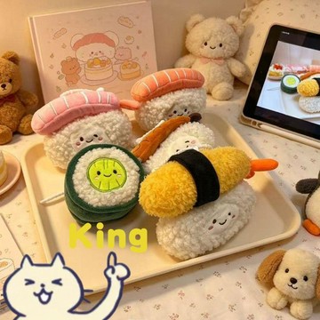 【臺灣出貨】日系毛絨壽司吊飾 治癒系飯糰公仔鑰匙圈 卡通玩偶包包掛飾 創意可愛小物 書包點綴吊飾 閨蜜交換禮物