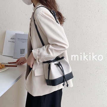 美木子｜現貨包包｜帆布拼接皮革小水桶包【M9400】帆布 水桶包 麻料 斜背包 側背包 手提包 草編包 束口包