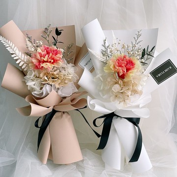 奪目的光彩 ; 粉芯暈染永生康乃馨 母親節花束 / 永生花