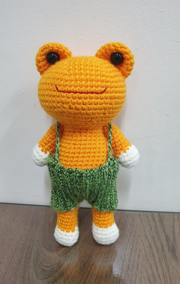 抱抱青蛙毛線娃娃。生日禮物、交換禮物、居家擺設、陪伴玩偶