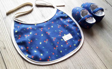 深藍櫻桃彌月禮盒兩件組(羊毛布款嬰兒鞋+圍兜)