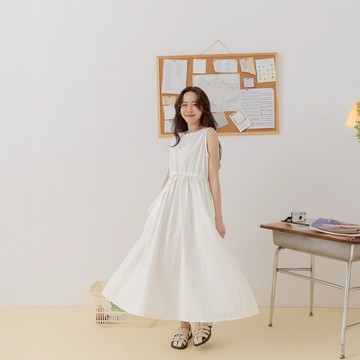 QUEENSHOP_ S 女裝 簡約腰抽繩細褶背心長洋裝 兩色售 現+預 【01086985】