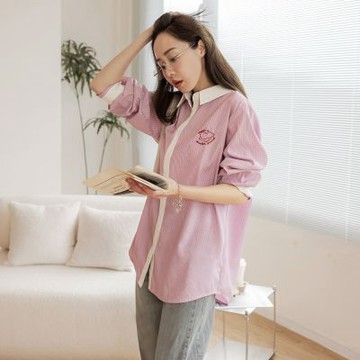 OB嚴選-休閒條紋撞色領刺繡襯衫上衣《AB21007-》