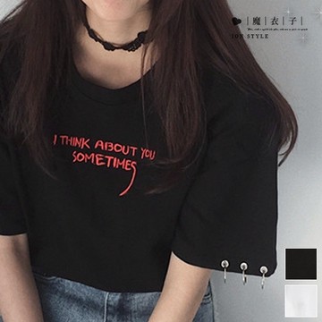 【QV8060】魔衣子-刺繡英文字母寬鬆圓環袖上衣