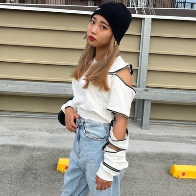 ビープラスエービー スウェットトップス ショート丈 ブラック 英字