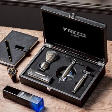 [快速出貨]【FREED】雙刃式刮鬍刀豪華禮盒四件組 - F滿版鍍鎳浮雕 客製化刻字  生日禮物 送禮推薦  男生禮物 摩羯座 水瓶座 禮物獨家 新品上市 情人節禮物
