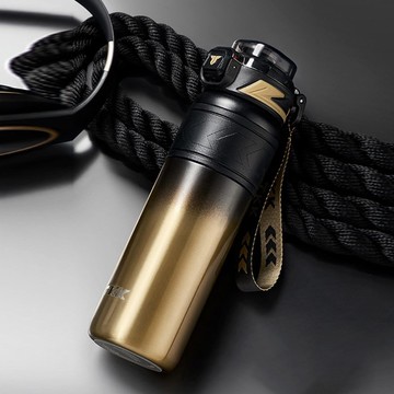 【TKK】邁越系列 316不鏽鋼 直飲+吸管 保溫運動水壺900ML-力拓金