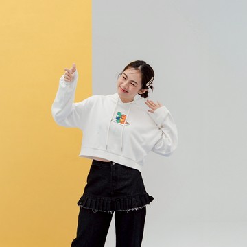 QUEENSHOP_F 聯名長袖 JOGUMAN BRACHIO&TRICERA短版帽T兩色售現+預 【01099416