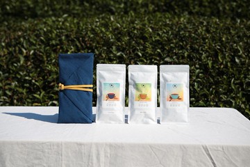 禮品組來自山地部落四旬齋部落的 3 種茶：初採焙茶、枯萎煎茶和日本紅茶，不使用化學肥料或農藥種植。