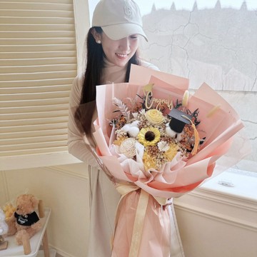 【閒暇人花藝設計】經典向日葵畢業花束 粉色包裝畢業花束 太陽花 滿天星 乾燥花 交換禮物