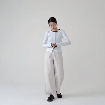 QUEENSHOP_F女裝 長袖 簡約圓領坑條排釦針織上衣-白S/M  現+預 【01099216】