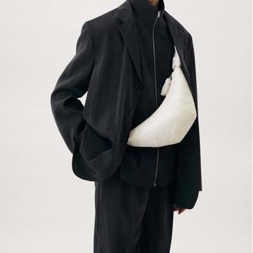 ins小眾牛角包斜挎可頌包港風簡約復古餃子包男女流浪百搭胸包 潮