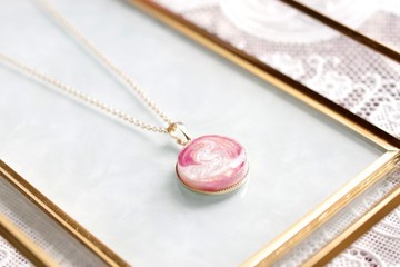 樹脂藝術 圓形墜飾・淺紅色微笑