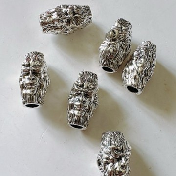 拾悦手作材料/約11.6x20mm重工銅合金作舊復古藏銀黑神話老悟空半立體長桶珠/配珠配件配飾/串珠DIY半成品/現貨