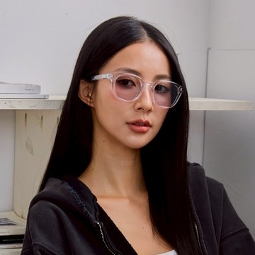 KlassiC. x Baby Milo® 首次跨界聯名波士頓框墨鏡，特殊聯名形象鑄件極具收藏價值，附限量墨鏡盒及擦拭布