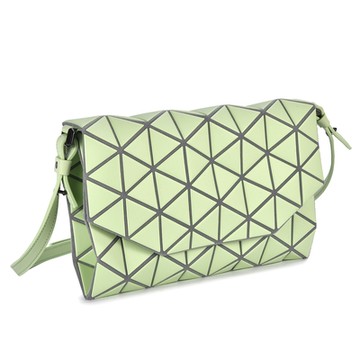ISSEY MIYAKE 三宅一生BAOBAO TONNEAU MATTE 霧面幾何菱格翻蓋手拿/斜背包-淺粉綠色