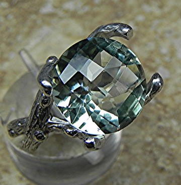圓形綠色紫水晶（綠紫晶）棋盤式切割 12 公釐 5.00 克拉 鑲嵌於 14K