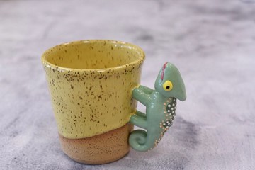 變色龍把手陶杯