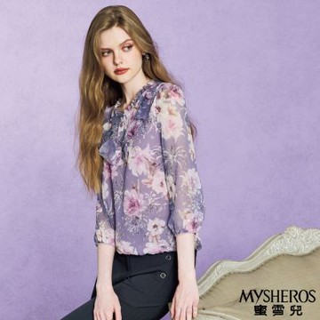 【MYSHEROS蜜雪兒】滿版花卉荷葉邊飾前襟鑽飾排扣透膚袖雪紡上衣-紫
