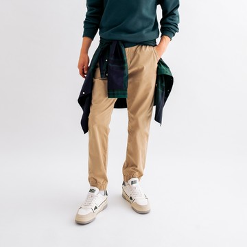 【City Casual】男裝-彈性斜紋束口長褲-卡其色