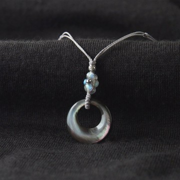 Moon Glow Pendant（黑貝殼 × 拉長石）