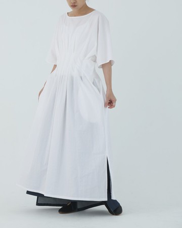 川 衣 WEAR BEING  寬領腰部打褶洋裝 壓紋白