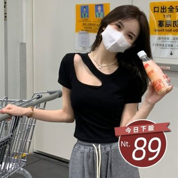 D. Studio 台灣發貨韓版設計感鏤空修身短版上衣 衣服 女裝 t恤 短袖t恤 上衣T451