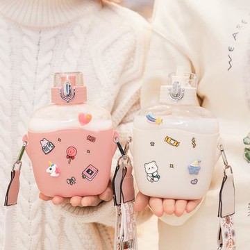 水杯女生高顏值新款2025背帶吸管網紅便攜學生夏天塑料杯子大容量