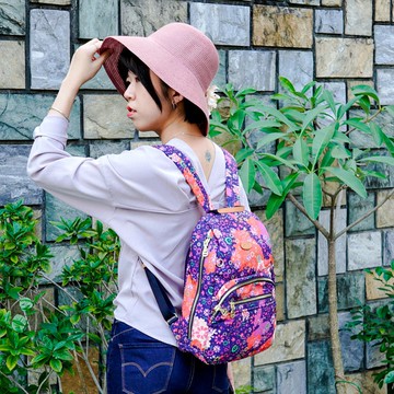 漾彩輕量後開式側拉鍊防盜後背包(藍底色)