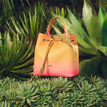 【Alviero Martini 義大利地圖包】夕陽漸層水桶包24cm-橘粉色