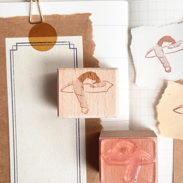 吳郁小姐睡在抱枕上 | 印章