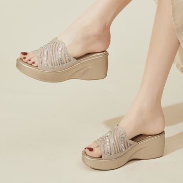 夏季厚底坡跟一字拖鞋女配裙子新款黑色真皮涼鞋高跟松糕時尚外穿