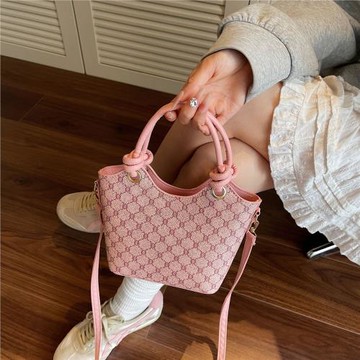 個性潮流2025通勤洋氣單肩斜跨手提水桶包女包包