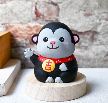 好運到 招財小猴子 手工木製擺飾 名片架 療癒小木雕 小金剛 公仔