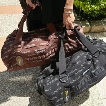 SUPREME 26FW CORDURA 滿版字體 壓紋 反光 LOGO 黑 咖 兩色 行李袋