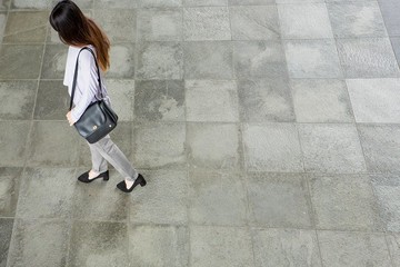 保證不脫皮-一年保固-台灣製作-純素皮革-旋釦側方包_黑