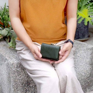 Baggy Port｜日系高雅輕巧三折牛革珠扣短夾