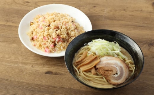 東京食堂の自家製豚骨醤油ラーメンとチャーハンのセット 拉麺 炒飯