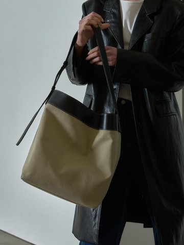 Langue Big Shoulder Bag [Black]