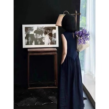 專柜撤柜2026夏季新款復古赫本風高端收腰顯身材藏藍色無袖連衣裙