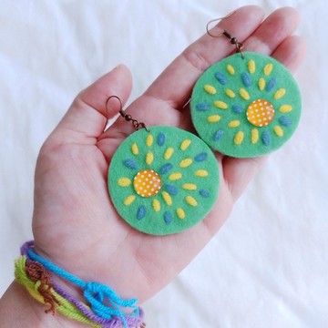 可愛的手工耳環，自由形狀，刺繡著毛線和珠子在 2x3 英吋的硬質毛氈上。