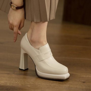 2025早春米白色深口單鞋女真皮復古方頭防水臺粗跟厚底高跟小皮鞋