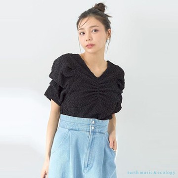 earth music  立體壓紋褶邊抓皺V領短袖上衣