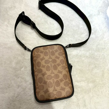 【蔻馳｜全新】現貨 COACH 手機包 男包 女包 滿版 老花 棕色 斜背包 送禮推薦｜Little Bee 小蜜蜂精品