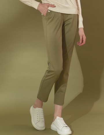 ★【喜芝梅】優雅圓舞 口袋飾品設計百搭直筒長褲(兩色；M-3L) 224050321