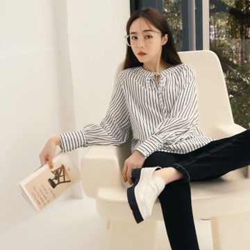 OB嚴選-時髦領綁結不易皺條紋雪紡上衣《AB17884-》